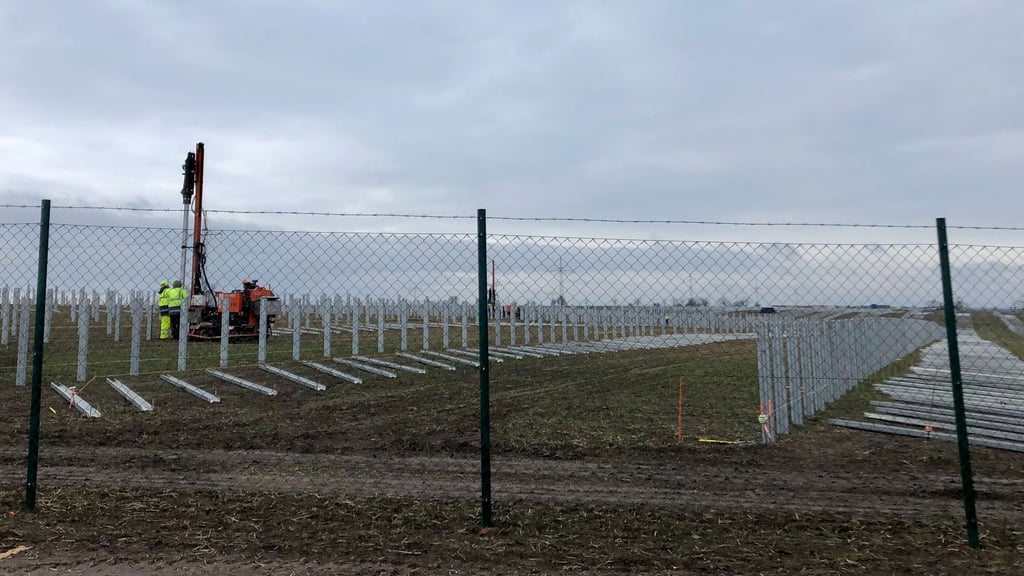 Die Arbeiten für die Agri-PV-Anlage in Krumpa finden auch zwischen den Jahren statt.