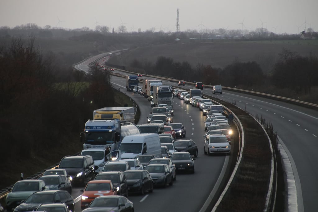 Langer Stau nach einem Unfall auf der A14 bei Halle.