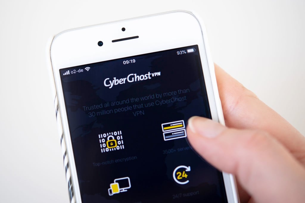 Wer ein Abo bei einem VPN-Dienst wie CyberGhost, Mullvad, NordVPN oder Surfshark abschließt, kann den Tunnel manchmal auch im Router, auf jeden Fall aber per App oder Programm auf den einzelnen Geräten nutzen.