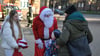 Mit Gedichten und Liedern bedankten sich die Kinder für die ersten Geschenke vom Weihnachtsmann und seinem Engel. 