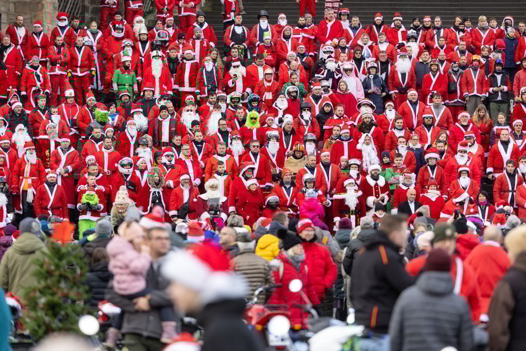Trotz Glatteis trafen sich Hunderte Weihnachtsmänner in Erfurt.