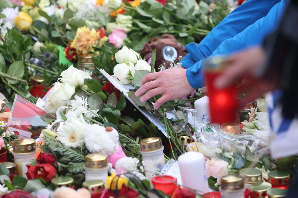 Auch an Heiligabend kommen viele Menschen in die Innenstadt, um ihrer Anteilnahme mit Blumen und Kerzen Ausdruck zu verleihen. (Archivbild)