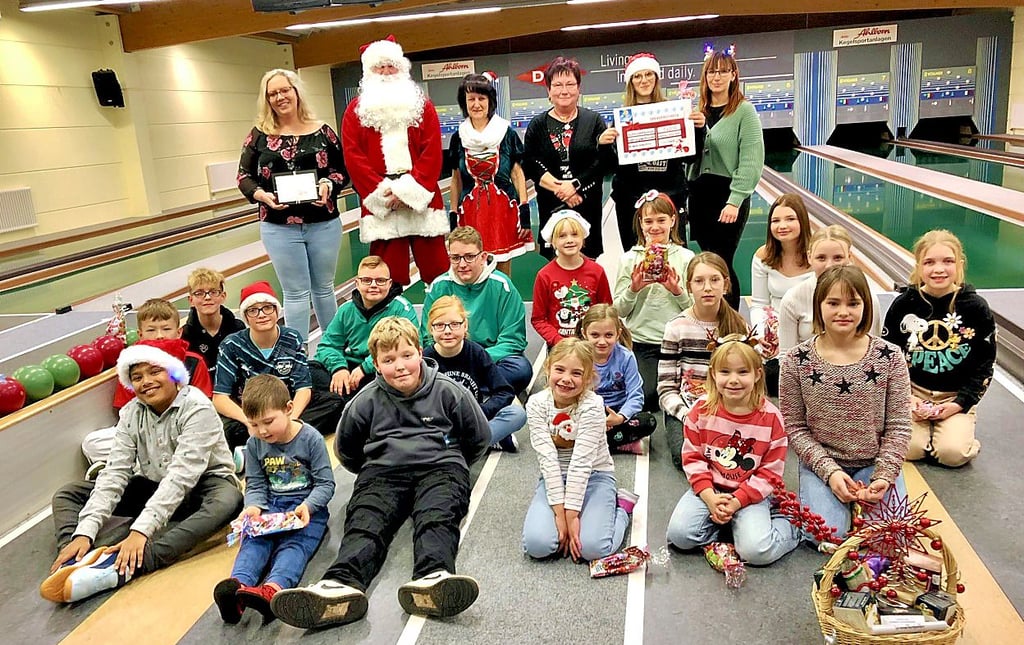 Bescherung für den Kegel-Nachwuchs des MSV Buna-Schkopau, zu dem Sportler aus dem Kinder- und Jugendhaus Merseburg gehören.