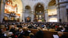 Die Bänke im Berliner Dom waren am Mittag voll.