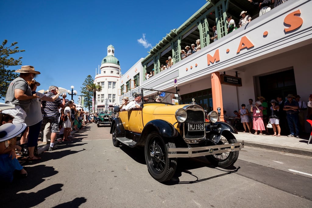 Altes Blech zum Frühjahr: Jedes Jahr im Februar findet im Rahmen des „Art Deco Festival Napier“ eine Oldtimerparade statt.
