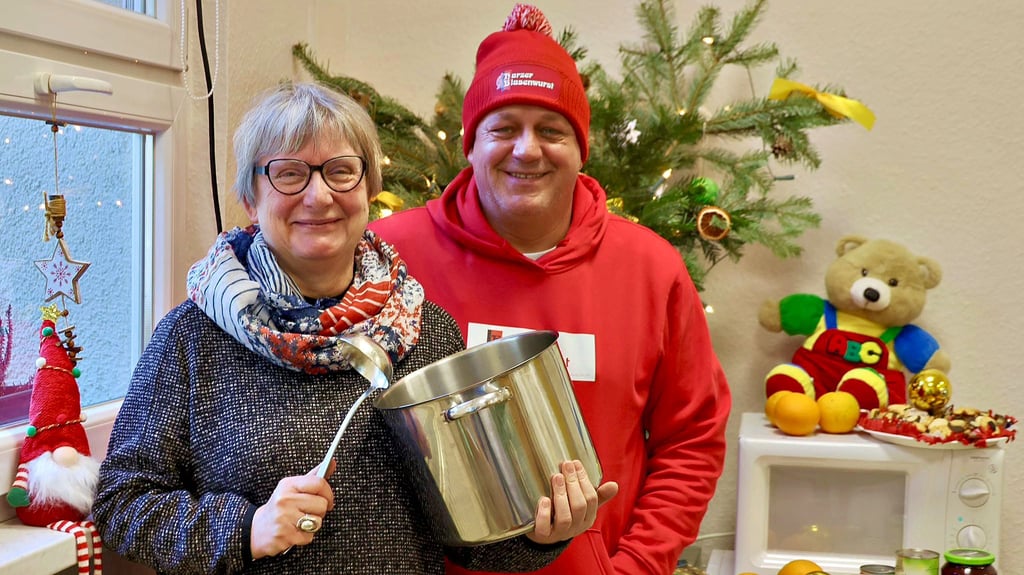 Heike Müller von der Bahnhofsmission und Sebastian Drexler von Harzer Blasenwurst bereiten an Heiligabend ein Essen für 150 Menschen vor.