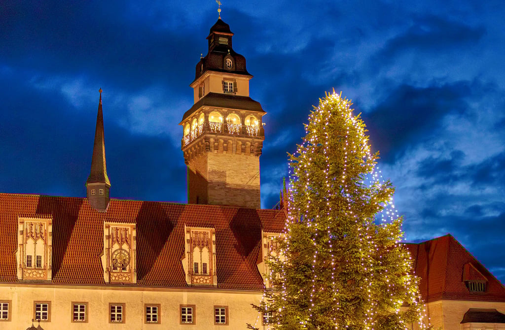 Das Zeitzer Rathaus im Weihnachtslicht