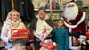 Verteilten Geschenke bei der Weißenfelser Tafel: Ein-Euro-Jobberin Jennifer Siermann, Tafel-Chef Mathias Gröbner, Antonia Homagk (9) als "Weihnachtsengel" und Dirk Galler als Weihnachtsmann (v.li.)