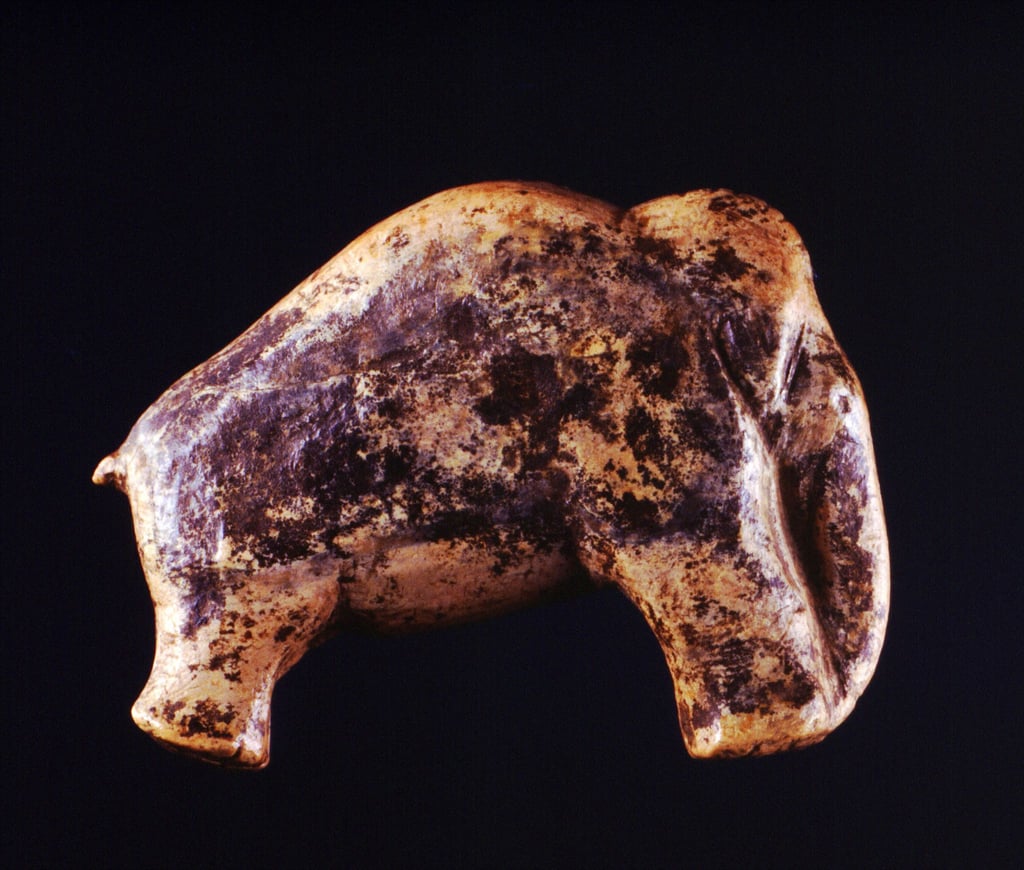 Eiszeitmenschen haben Skulpturen aus Mammut-Elfenbein angefertigt, wie diese rund 35.000 Jahre alte Darstellung eines Mammuts. (Illustration)