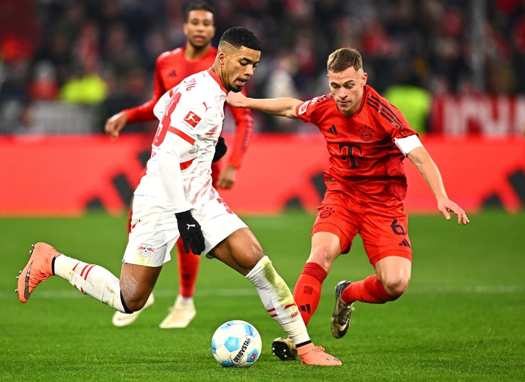 Joshua Kimmich (r) schickt seinem verletzten Kumpel Benjamin Henrichs einen Döner ins Krankenhaus.