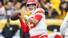 Chiefs-Quarterback Patrick Mahomes verbringt Weihnachten mit einem Football.