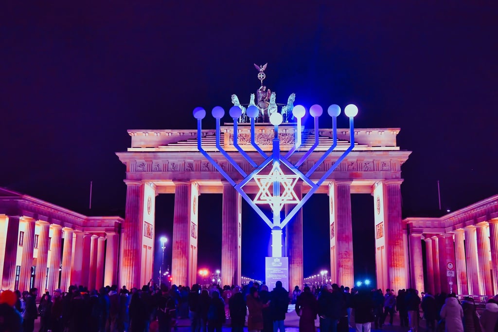 Der Chanukka-Leuchter vor dem Brandenburger Tor gilt als Zeichen eines lebendigen Judentums in Deutschland (Foto aktuell).