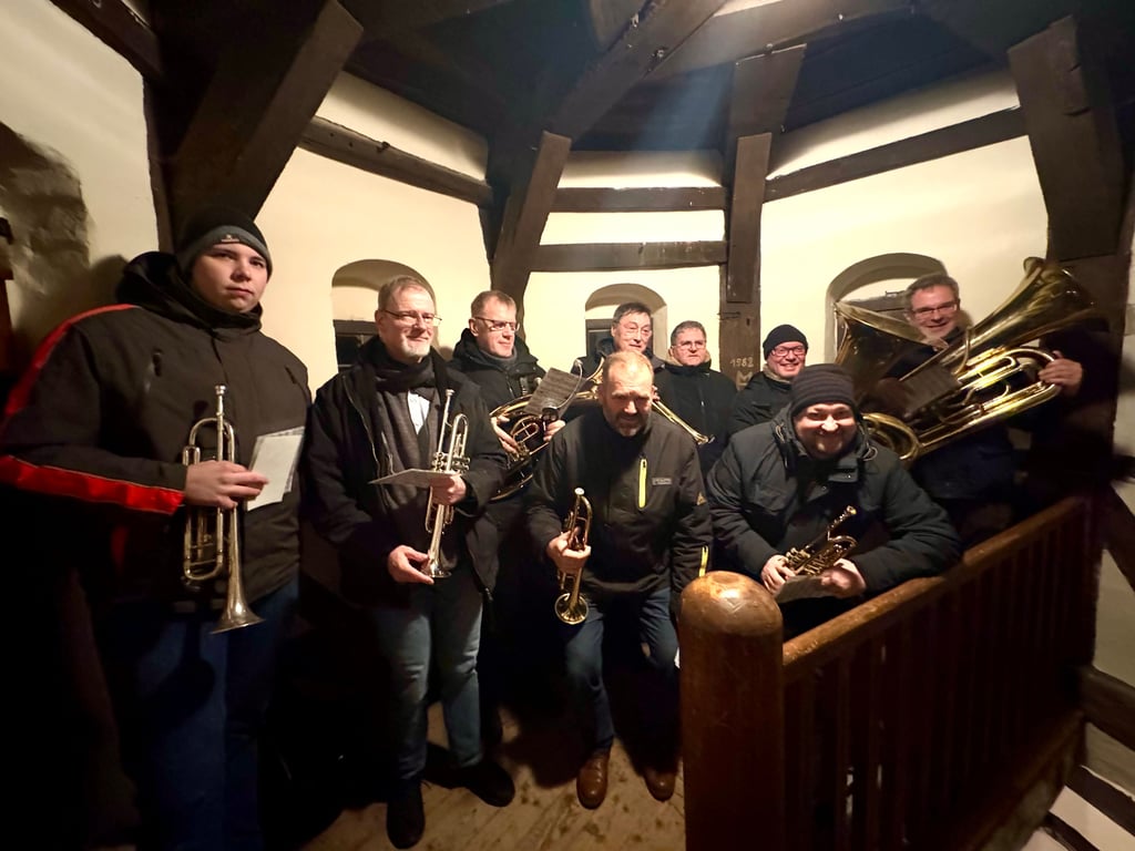 Die Musiker kurz vor ihrem Heiligabend-Auftritt auf dem Rathausturm in Salzwedel.