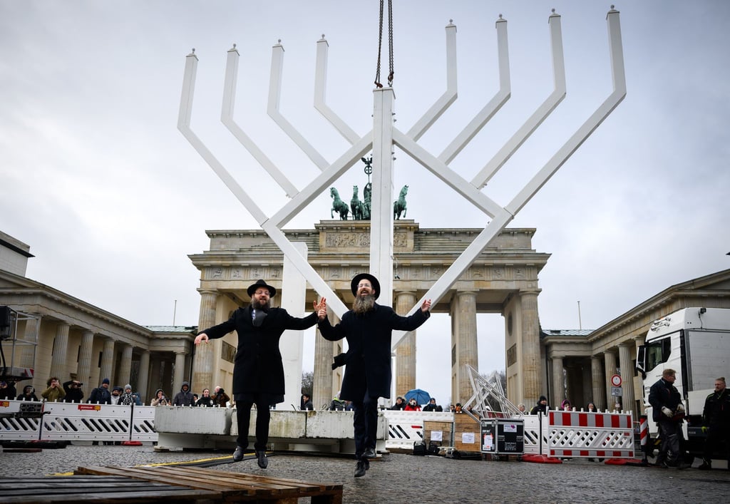 Rabbiner Yehuda Teichtal (l) und Rabbi Shmuel Segal tanzten bei der Einweihung des nach Veranstalterangaben größten Chanukka-Leuchters Europas auf dem Pariser Platz am Montag. (Archivbild)