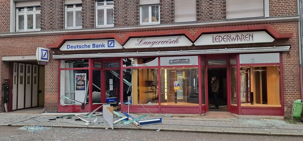 Geldautomaten sind wegen der darin enthaltenen Bargeldbeträge immer wieder Ziel von Angriffen. (Archivfoto)