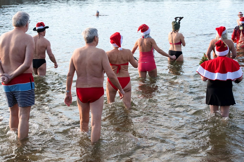 Dutzende Badefreunde gehen am ersten Weihnachtsfeiertag in den kalten Orankesee.