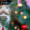 Blick auf einen Nussknacker auf dem Weihnachtsmarkt. In Lostau wird das festliche Treiben in diesem Jahr ganz anders aussehen.&nbsp; Foto: