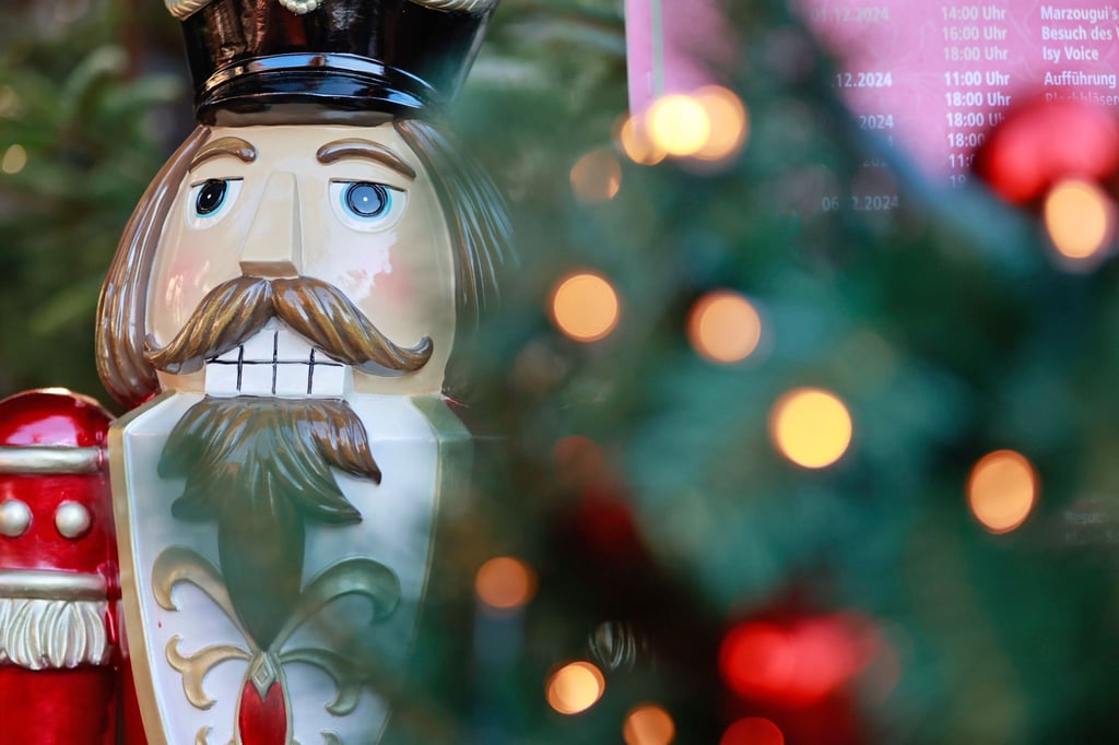 Blick auf einen Nussknacker auf dem Weihnachtsmarkt. In Lostau wird das festliche Treiben in diesem Jahr ganz anders aussehen. Foto: