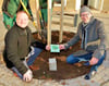 Könnerns Bürgermeister Martin Zbyszewski (l.) und Peter Sander beim Startschuss der Aktion „Mein Baum für Könnern“. der erste wurde vor der Heimatstube gepflanzt. 