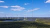 Ein Mast zur Windmessung lieferte Erkenntnisse für den Bau eines einzigartigen Höhenwindrads in der Lausitz. Die Anlage - weit größer als bisherige Windräder - soll 2025 in Betrieb gehen. (Archivbild)