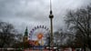 Auf dem Weihnachtsmarkt am Alexanderplatz wurde eine Handtasche entdeckt, von der nicht klar war, wem sie gehört - nach Einschätzung der Polizei besteht keine Gefahr. (Archivfoto)