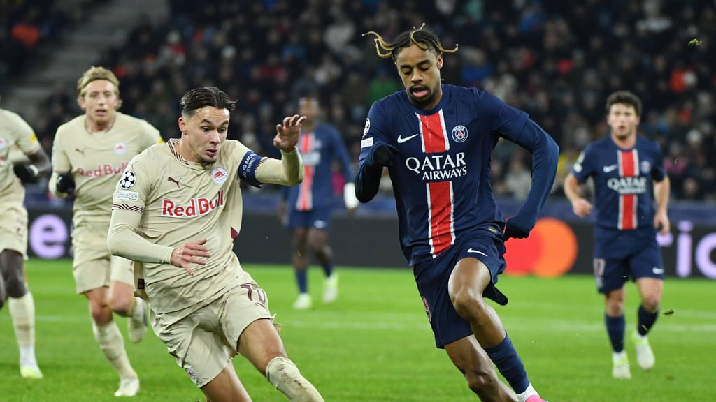 Amar Dedic (l.) verteidigt Bradley Barcola von Paris Saint-Germain.