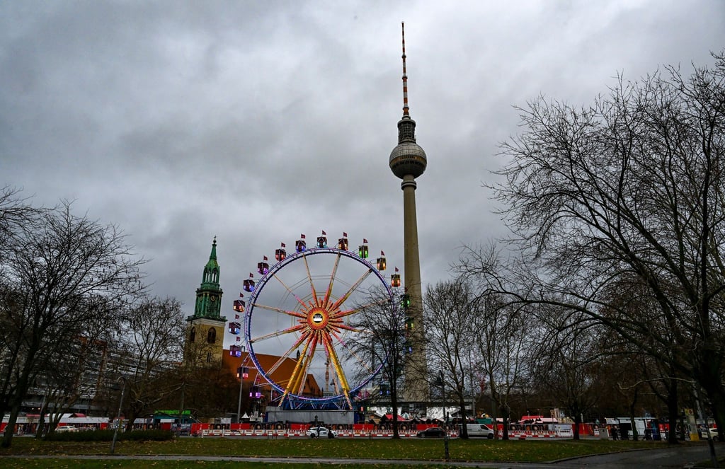 Auf dem Weihnachtsmarkt am Alexanderplatz wurde eine Handtasche entdeckt, von der nicht klar war, wem sie gehört - nach Einschätzung der Polizei besteht keine Gefahr. (Archivfoto)