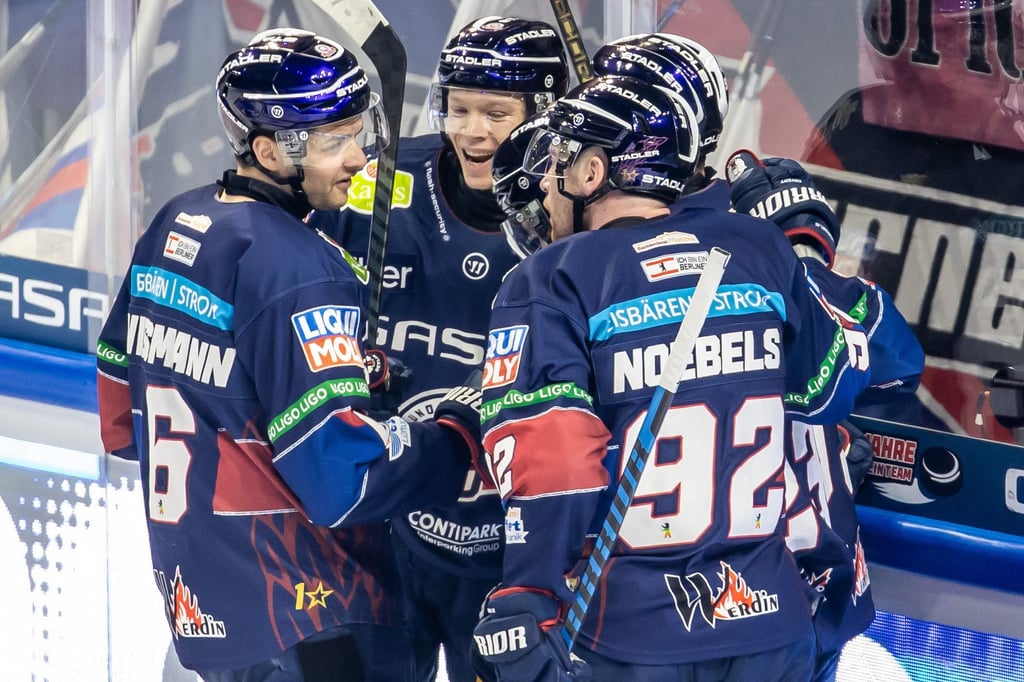 Die Eisbären Berlin hatten in Wolfsburg wieder Grund zum Jubeln.