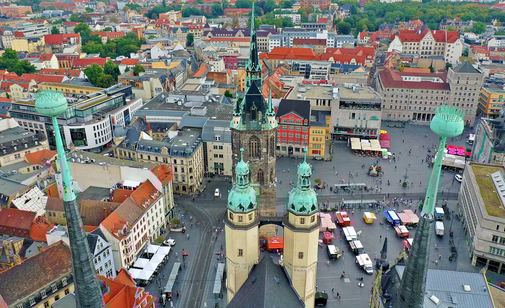 Der Marktplatz ist das Herz der Stadt. Die Stadtverwaltung hat ihn vom Rathaus aus voll im Blick.