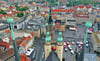 Der Marktplatz ist das Herz der Stadt.  Die Stadtverwaltung hat ihn vom Rathaus aus voll im Blick.  