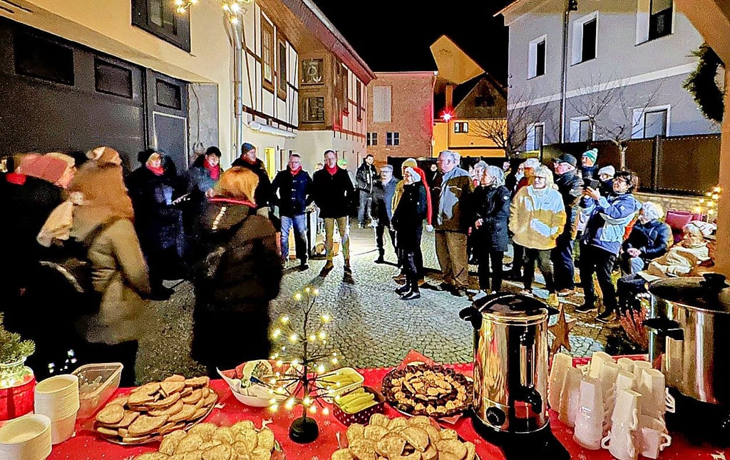 Elf Sängerinnen und Sänger des Egelner Kammerchors Young Voices sangen bei Familie Stöhr Weihnachtslieder.