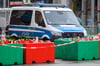 Auch die farbigen Betonsperren, die den Weihnachtsmarkt in Magdeburg schützen, sind jetzt mit Blumen und Kerzen bedeckt. Eine Rettungseinfahrt in den Weihnachtsmarkt blieb aber offenbar ungeschützt. Warum? Darauf können die Behörden noch keine Antwort geben. 