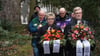 Nach dem Gedenkgottesdienst wurden Kränze für die Berliner Opfer der Tsunami-Katastrophe von 2004 auf dem Gedenkstein neben der Dorfkirche in Alt-Tempelhof niedergelegt.