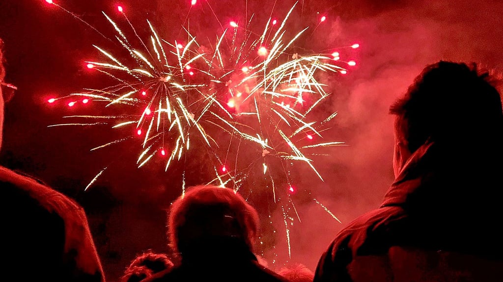 Bei Elz in der Frohen Zukunft können Neugierige die Feuerwerksprodukte beim Vorschießen erleben – an diesem Samstag und auch am Montag.