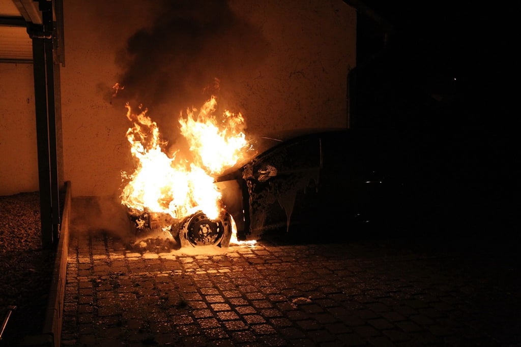 In der Silvesternacht brennen in Deutschland etwa 1.000 Autos - so viel wie sonst in einem Monat. (Symbolbild)