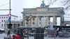 Die Polizei wird zum Jahreswechsel auch am Brandenburger Tor verstärkt im Einsatz sein.