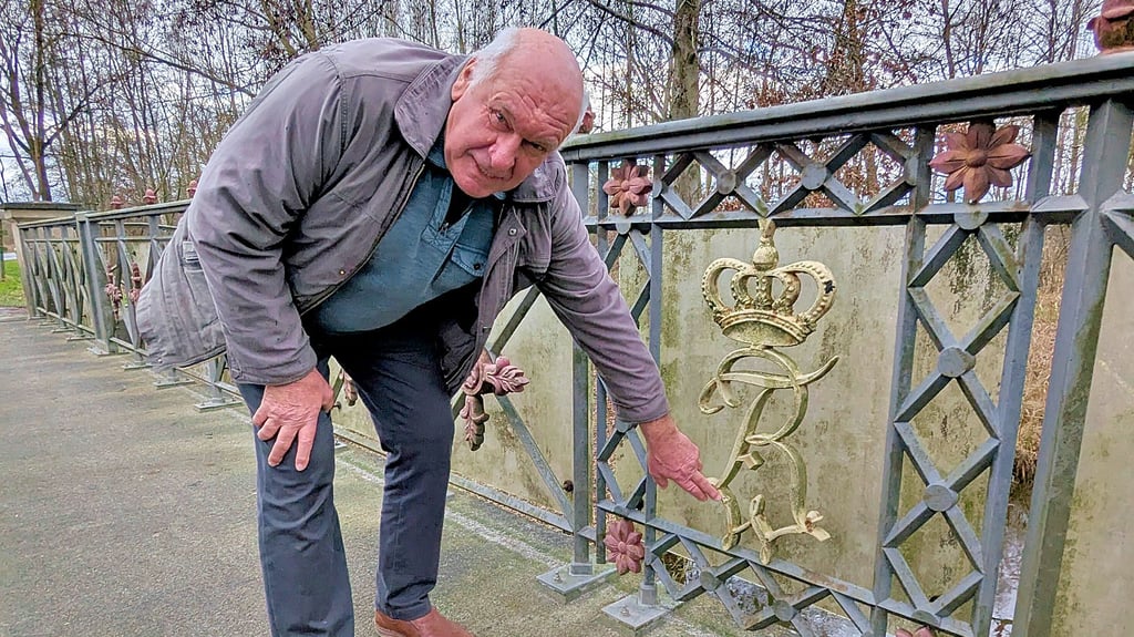 Herrmann Neehus zeigt auf das von ihm einst eingeschweißte Teil.
