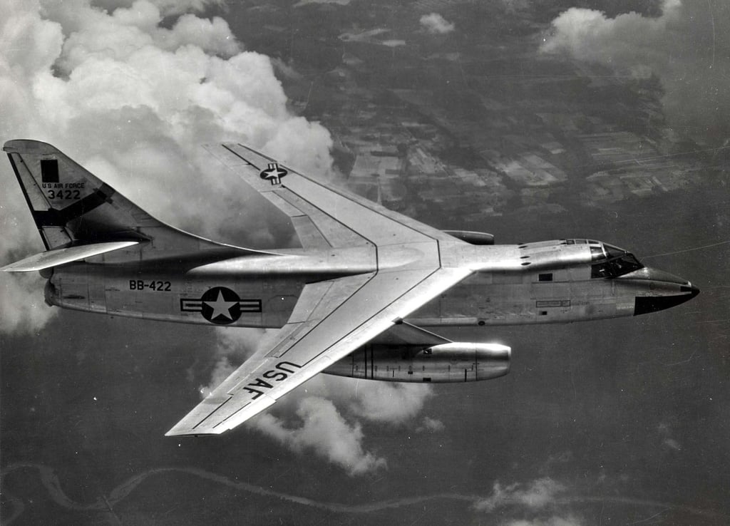 Ein Flugzeug vom Typ Douglas RB-66B Destroyer der US-Armee, ein ähnliches Flugzeug wurde von den Sowjets am 10. März 1964 bei Gardelegen, konkret nahe Kloster Neuendorf, abgeschossen.