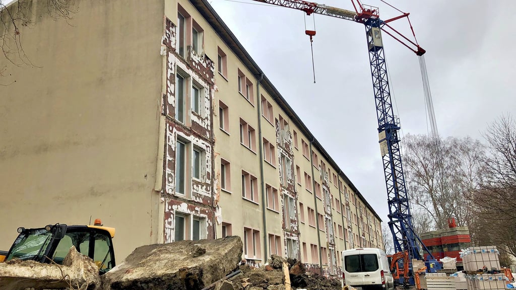 Dieser Wohnblock in der Bahnhofstraße in Braunsbedra wird von der Geiseltaler Wohnungsgesellschaft mbH komplett umgebaut.