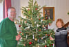 Susanne und Thorsten Schulz aus Osterburg mit ihrem Weihnachtsbaum.