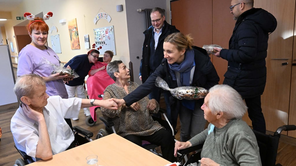 Eileen Greunke, die pädagogische Leiterin der Stiftung, übergibt im „Haus Sonnenschein“ einen Stollen.