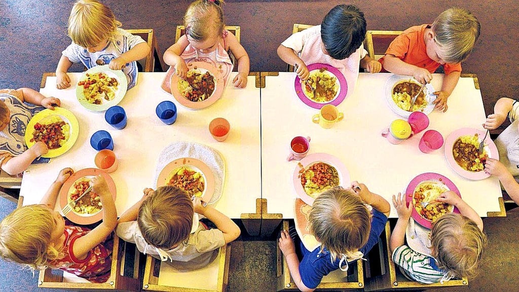 Mittagszeit in der Kita: Viele Kinder in Sachsen-Anhalt bekommen DDR-Klassiker wie Gehacktesstippe oder Milchreis serviert.