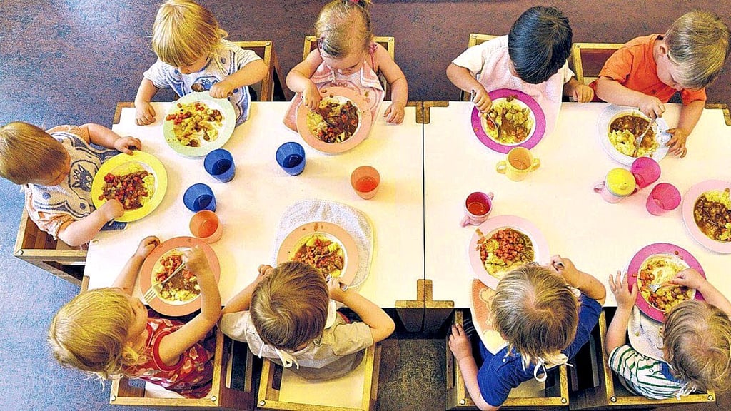 Mittagszeit in der Kita: Viele Kinder in Sachsen-Anhalt bekommen DDR-Klassiker wie Gehacktesstippe oder Milchreis serviert – oft entscheiden aber die Eltern, was bestellt wird