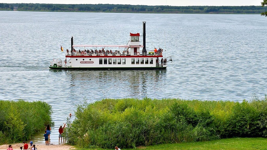 Die Queen fährt an der Kaskade vorbei: Auch fremde Menschen winken sich zu. Das Schiff gehört zu den Hauptattraktionen.
