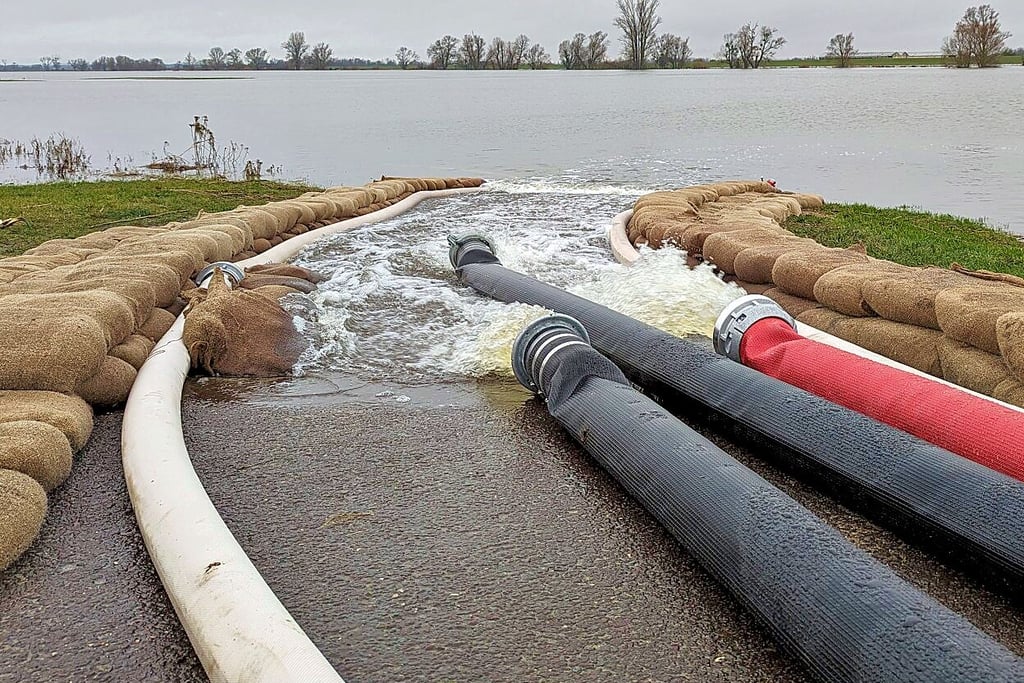 Mit großen Schläuchen wurde das Wasser in den Umflutkanal gepumpt. Im Vorfeld waren Barrieren aus Sandsäcken errichtet worden.