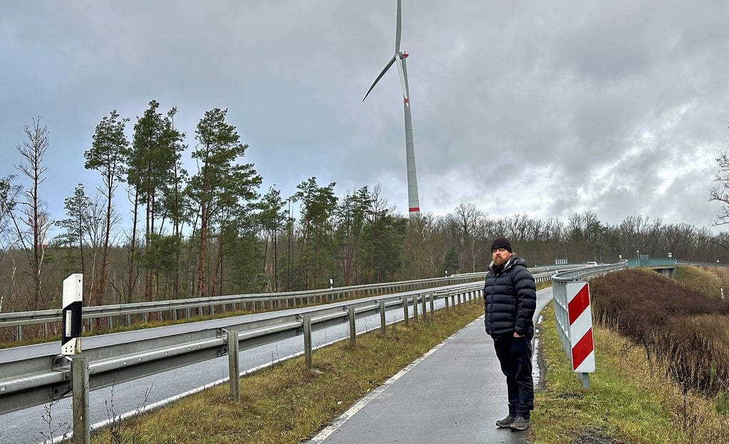 Maik Liebe aus Gossa kämpft gegen den Windräderbau in der Dübener Heide. Hier bei Zschornewitz drehen sich schon welche.