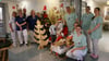 Über die Spende für die Kinderstation des Olvenstedter Krankenhauses freuen sich Chefarzt Dr. Matthias Heiduk und sein Team. Die kleine Patientin Jessy-Ray mochte gar nicht von der Seite des Weihnachtsmannes Dietmar Neubauer weichen.