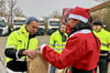 Ina Holzmann übergibt eine Weihnachtstüte an  Lkw-Fahrer in Weißenfels, die die Feiertage auf dem Parkplatz verbrachten.