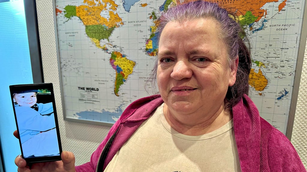 Sylvia Schmiedl zeigt ein Foto ihres Sohnes, wie er als kleiner Junge im Auto gesessen hat.