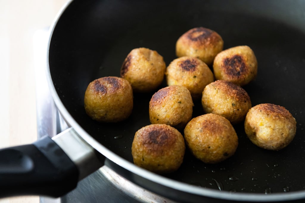 Kichererbsen-Falafeln aus dem Supermarkt schneiden in einem aktuellen Test von „Öko-Test“ gemischt ab: Nur ein Bio-Produkt erhielt die Bewertung „sehr gut“. Andere getestete Produkte wiesen Pestizidspuren, meist Glyphosat und teils mangelnde Würzung auf.